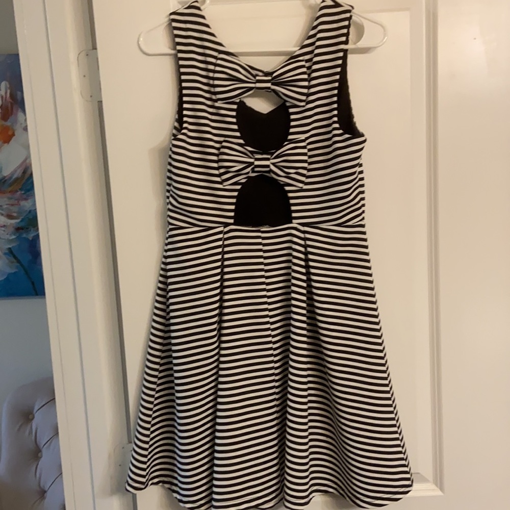 Cute open back black and white dress - Picture 2 of 6